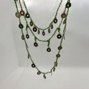 collar tejido en color verde musgo